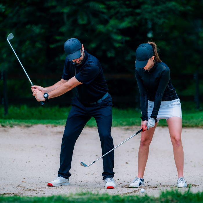 image page d'accueil professeur de golf et élève femme